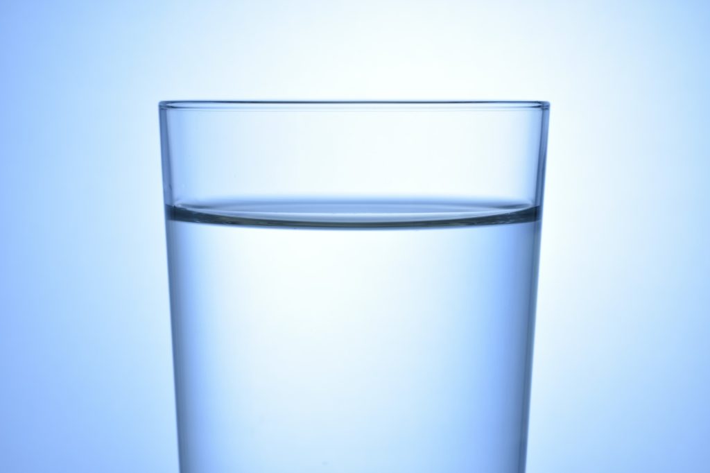 水の入ったグラス